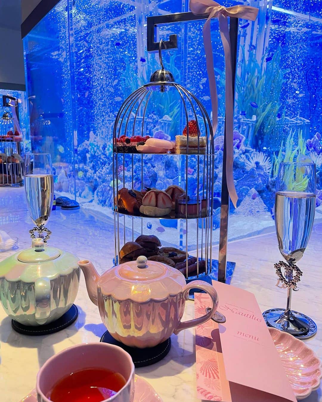 サキ吉さんのインスタグラム写真 - (サキ吉Instagram)「深海アフタヌーンティ🐬🐟🐠してきたよ☕️🍰✨ ． 上野駅から歩いてすぐ、 まだオープンしたばかりのアクアリウムレストラン Nautilusさん🍽✨ @aquarium_nautlius_ ． 豪華客船の船室をコンセプトにして作られた個室で、 大きい水槽がまるで海の中にいるみたいだった🧜‍♀️💓 ． 苺のプリンセスアフタヌーンティーが可愛くて美味しかったよ🍓✨ ここは全国のアフタヌーンティー好き女子は行ってみるべし！！！°･🐠✨ ． #アフタヌーンティー #アフタヌーンティーセット #アフタヌーンティー巡り #東京アフタヌーンティー #アフヌン #東京カフェ #東京グルメ #深海アフタヌーンティー #水族館 #水槽 #大理石テーブル #大理石カフェ #東京ディナー #ストロベリーアフタヌーンティー #苺アフタヌーンティー #いちごスイーツ #おしゃカフェ #ホワイトコーデ #豪華客船  #上野グルメ #上野カフェ #上野ランチ #上野ディナー #アクアリウム水槽 #アクアリウム #アリエル #アクアリウムレストラン」3月13日 12時42分 - sakikichi1201