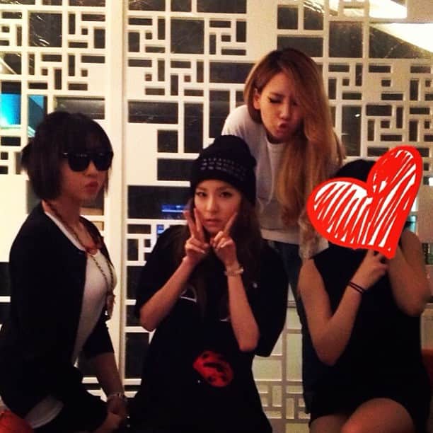 2NE1のインスタグラム：「OPEN!! Where r all our blackjacks at!!! <Bom put the sticker herself>」