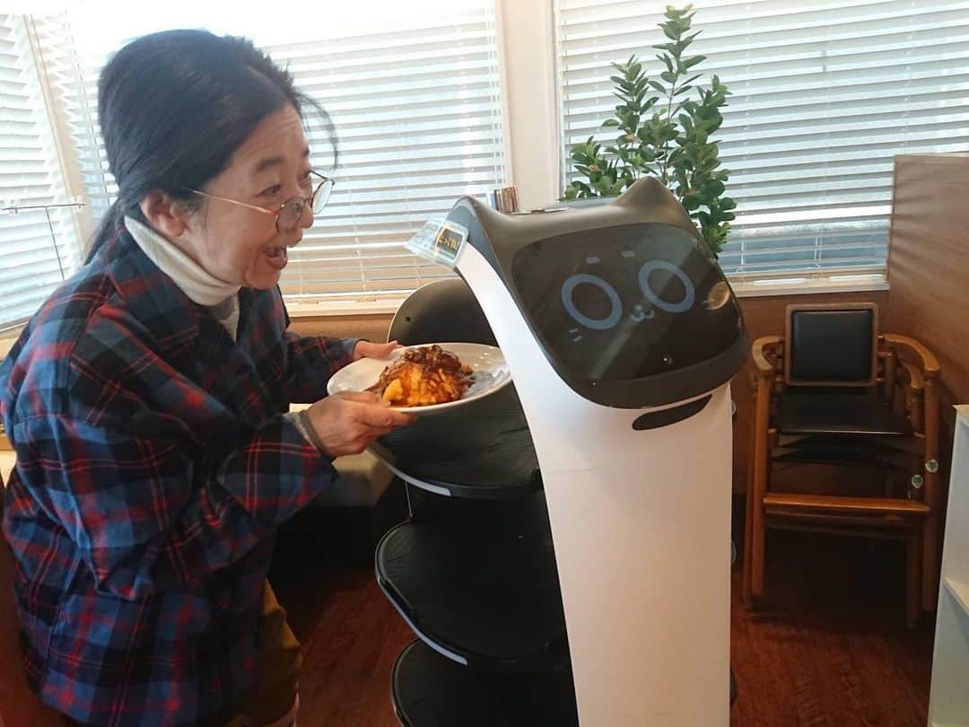 宮崎美子さんのインスタグラム写真 - (宮崎美子Instagram)「皆さん、こんばんは。  先日、撮影の空き時間にファミリーレストランへランチに。  そこで、出会いが…  猫型ロボットにご対面です。  広いフロアに働く人間は2人。人間は空いたお皿下げたり、テーブルのお掃除など。  そこに、猫型ロボット達が🐱🤖美味しいお料理を運んでくれるのです。  美味しく、楽しいランチタイムでした。  #ファミリーレストラン #ロボット #ランチ」2月25日 21時44分 - miyazakiyoshiko.official