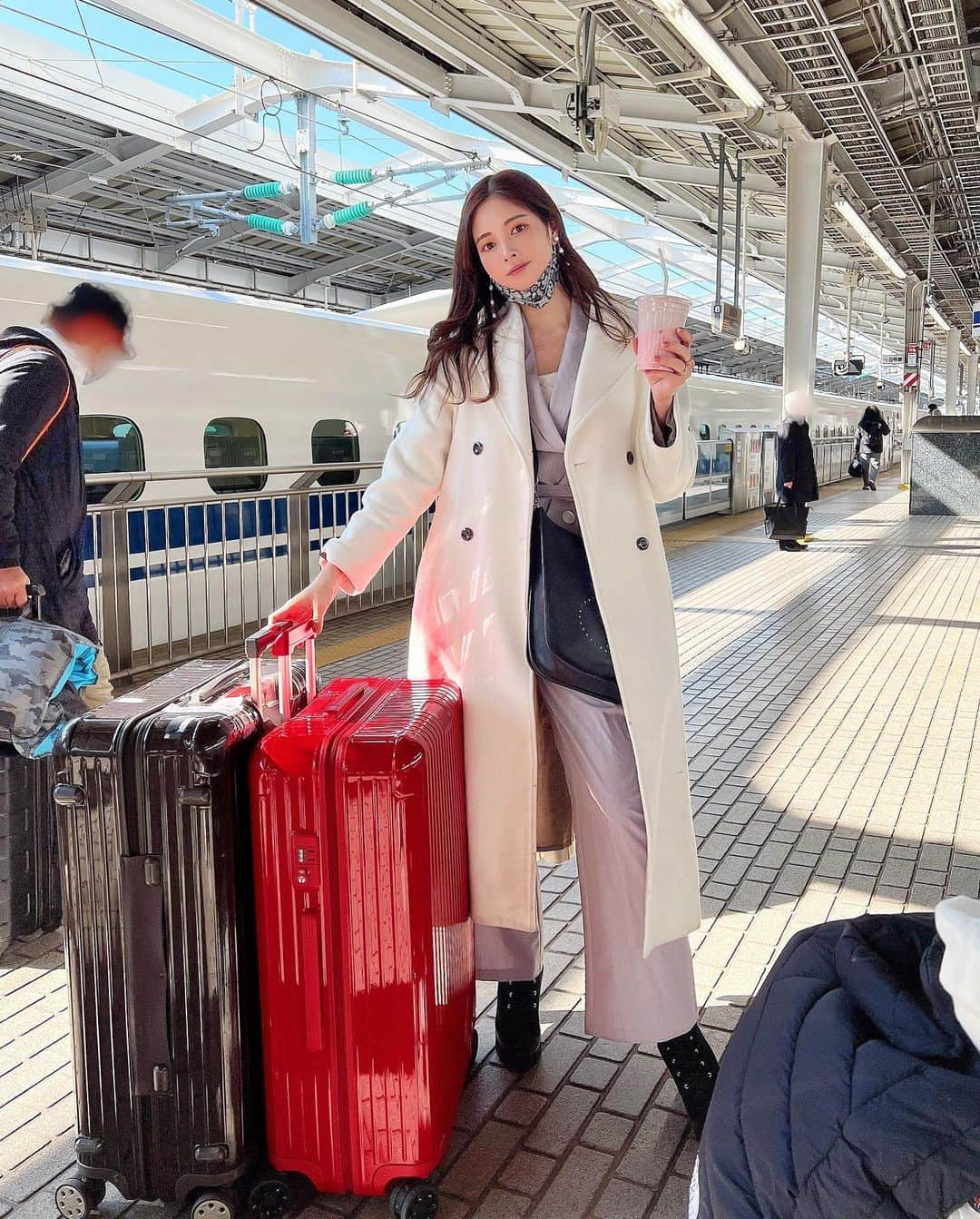 得あゆさんのインスタグラム写真 - (得あゆInstagram)「新大阪駅でいつも飲むやつ🚄🥤 XXXXXLサイズくらいの欲しい← #旅のお供  coat : @rienda_official jacket &pants : @ladymade_official bag : @hermes ・ ・ ・ ・ ・ ・ ・ ・ ・ ・ ・ ・ ・ ・ ・ ・ #旅#新大阪#新大阪駅#新幹線#東京#東京旅行#旅行コーデ#ママコーデ#ママファッション#子育てママ#ママライフ#産後ダイエット#産後#セットアップ#春コーデ#エブリン#家族旅行#男の子ママ#東京#移動#ナチュラルメイク#ママスタグラム#生後10ヶ月#春服#スーツケース#春カラー#rimowa#hermesbag#jacketstyle#springfashion」3月3日 16時13分 - tokuayu819