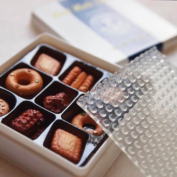 sunday_722のインスタグラム：「おいしいミニチュア miniature food  ちなみに、プチプチが入っていて、発送用の送り状までついています。  #rement  #miniature  #toys  #kawaii  #リーメント  #ミニチュア #cookies #miniaturefood  #toy  #toystagram  #minifigure #cute #sweet  #yummy  #クッキー #泉屋 #izumiya #photooftheday  #bestoftheday #webstagram  #epl1 #instagram #IGersJP_ #gf_japan #sunday_722 #all_shots」