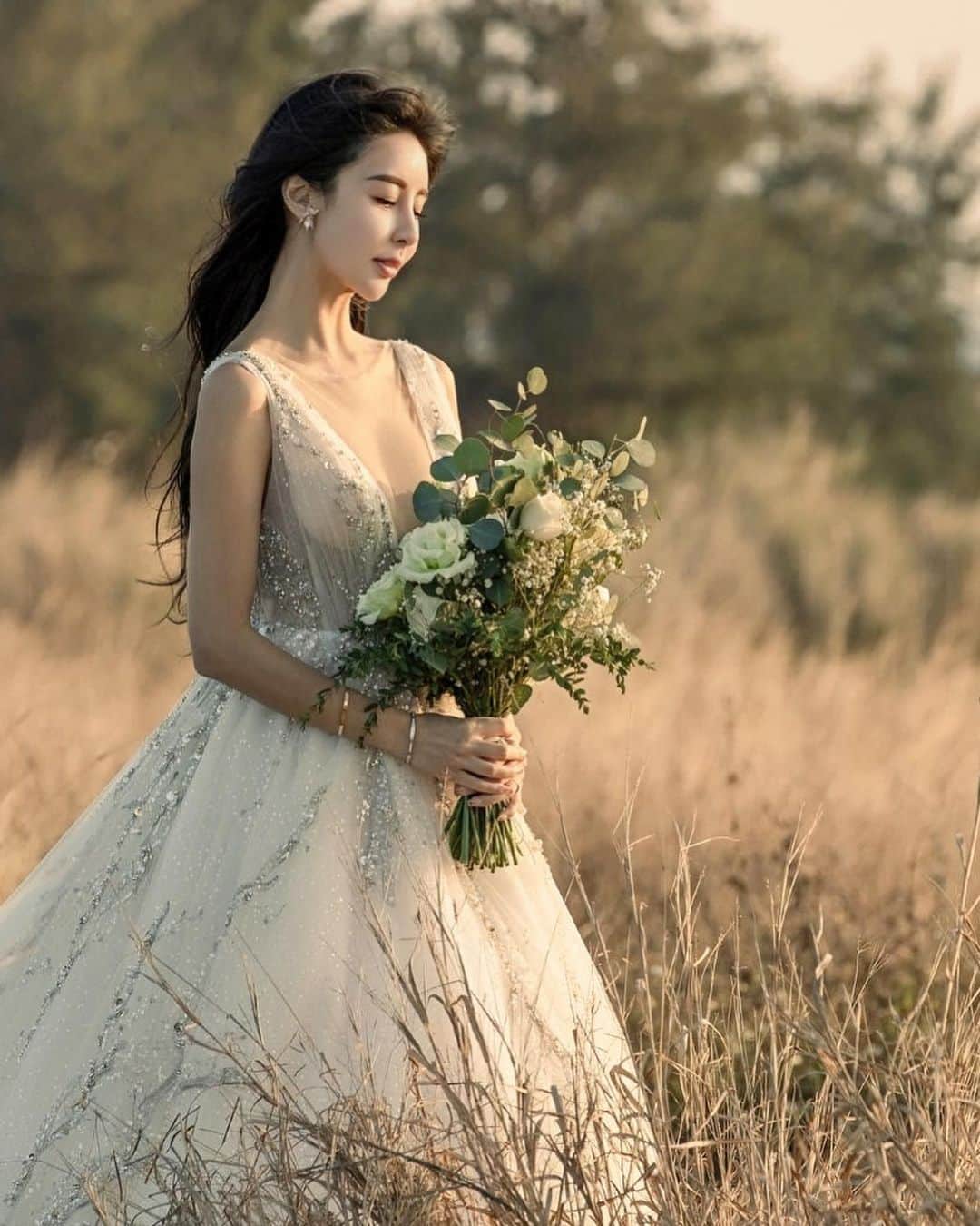リタ（瑞塔兒）さんのインスタグラム写真 - (リタ（瑞塔兒）Instagram)「披著幸福的白紗💍💕  婚紗/ @linli_wedding @linli_boutique  攝影師/徐福 @fuhsu」2月27日 18時47分 - love_ritakao