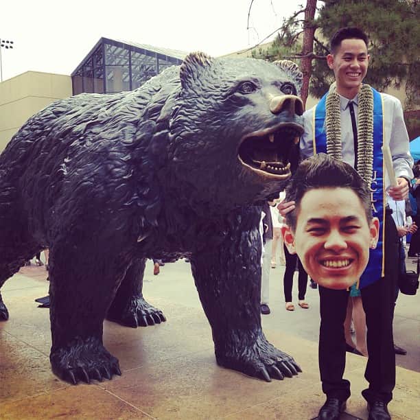 ハワード・シューさんのインスタグラム写真 - (ハワード・シューInstagram)「Hangin' out by the bruin bear with bands on my neck after graduation 💰💵 #bruins #UCLA #tamt #alumni #youngmula #fathead」6月16日 2時41分 - shusonmyfeet
