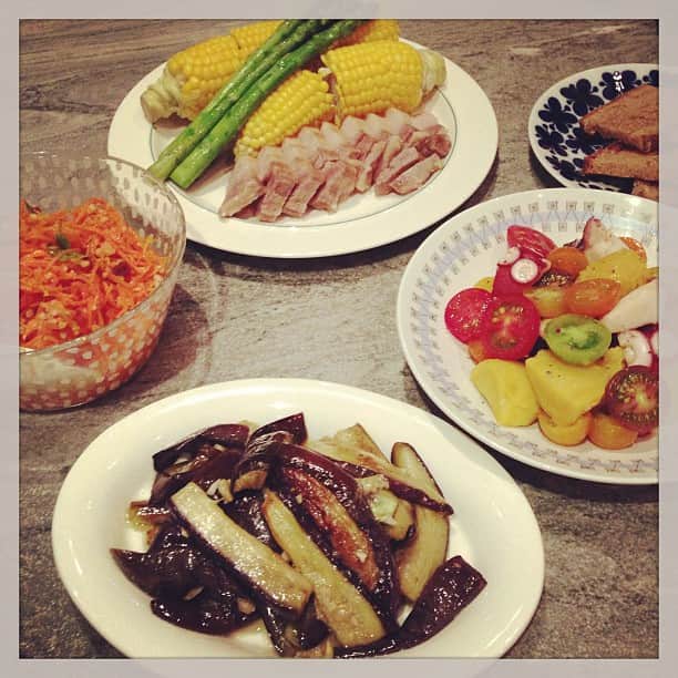 のインスタグラム：「お昼はみんなで回転寿しへ。夜は、またまたパスタでボンゴレビアンコとキャロットラペ ブルガー入り。タコとジャガイモのサラダ。蒸しもの（塩豚、トウモロコシ、アスパラ）歩さんが作ってくれた茄子のシシリー風。  私の個人的課題は「豚」と「盛り付け」、それから「整理整頓」笑！」