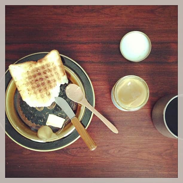 小堀紀代美さんのインスタグラム写真 - (小堀紀代美Instagram)「トースト、バター、ハチミツ。定番☆大好きな組み合わせ。お土産のハワイのハチミツも大好き！」6月20日 11時36分 - likelikekitchen