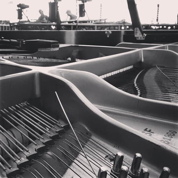 ベン・フォールズ・ファイヴのインスタグラム：「Boston today! Maintenance on the Baldwin this morning... Becoming a common thing to break piano strings every night! "I Love My Piano" - Ben Folds (during last nights show in Columbia, MD)」