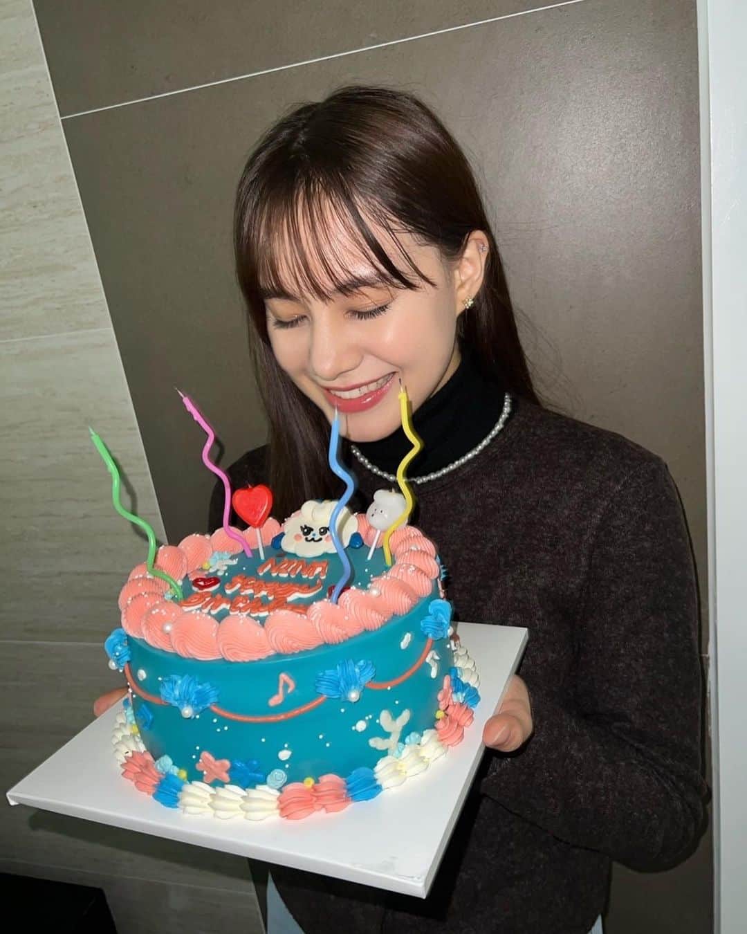 NiziUさんのインスタグラム写真 - (NiziUInstagram)「💐17💐  沢山のメッセージを読みながら最高な誕生日を過ごすことができました！ 皆さんのおかげでとても幸せな一日でした💕 本当にありがとうございました😊😊  Thank you to my members, family, friends, company, and most of all WithU for wishing me a happy birthday🎂 I was really touched by all the surprises and messages that everyone gave me and this was definitely a birthday to remember. I love you all💗  많은 축하 메시지를 받아서 아주아주 기쁘고 소중한 생일을 보낼 수 있었습니다! 여러분 덕분에 너무 행복한 하루였습니다 💕 정말 감사했습니다😊😊  제가 사랑하는 멤버들, 가족, 스탭분들, 그리고 위쥬💗제 생일을 많이많이 축하해주셔서 감사합니다 😊너무너무 고마워용😘😘 #niziu #withu #nina」2月27日 21時56分 - niziu_artist_official