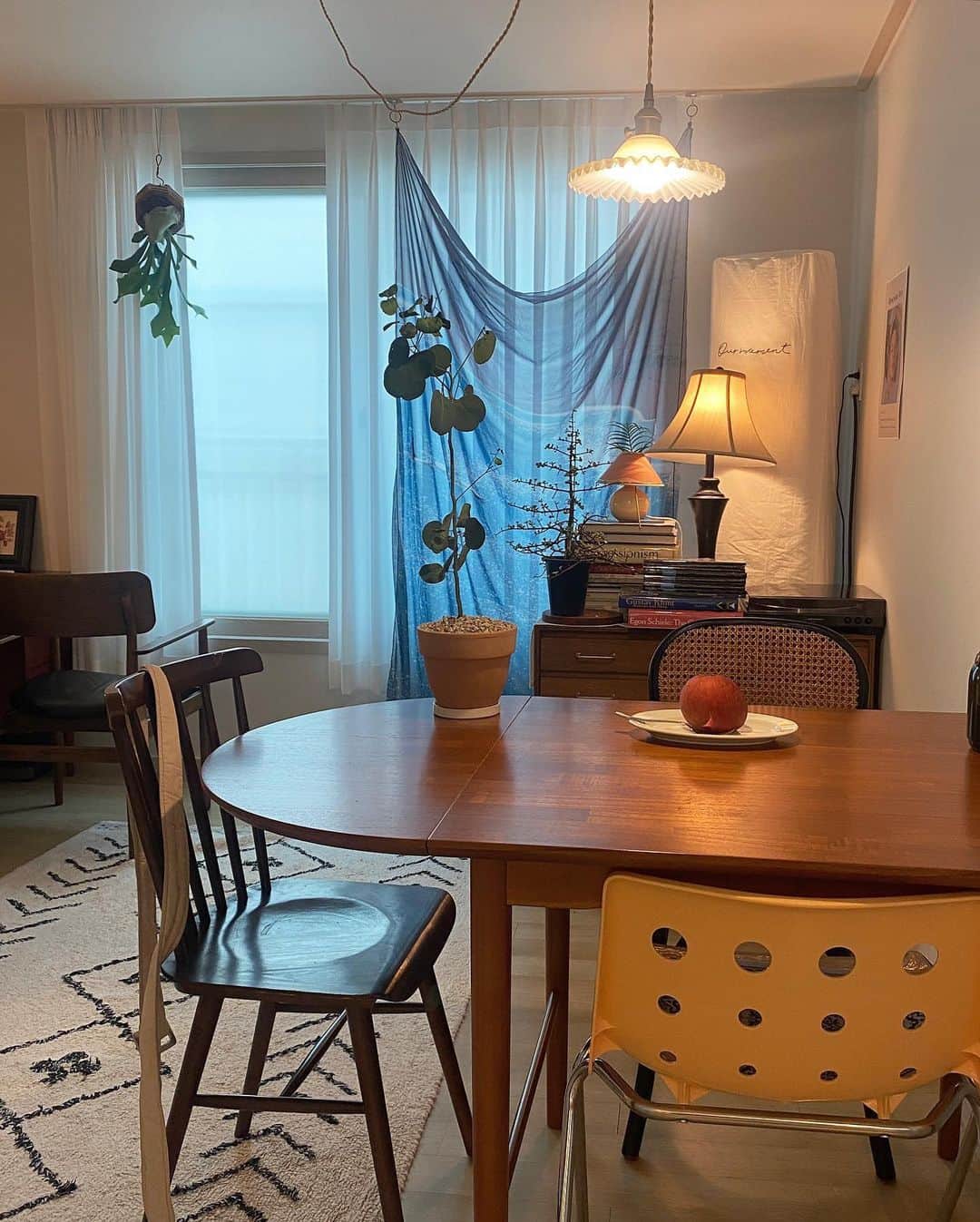 Chuuさんのインスタグラム写真 - (ChuuInstagram)「CHUU ROOM☘️  Made By chuu 다시 오지 않을 지금• 이 순간의 계절을 담습니다.  @rosemary_hill 님께서 #chuu_room the astronaut 를 테이블웨어와 은은한 채광 커튼으로 활짝 핀 인테리어✨  #chuu#chuu_room #fabricposter#패브릭포스터#인테리어추천 #홈테리어#오늘의집」3月10日 15時06分 - chuu_official