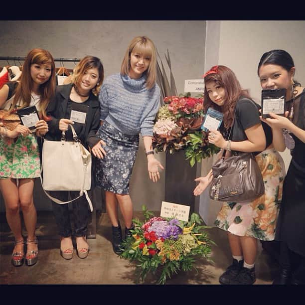 川島幸美さんのインスタグラム写真 - (川島幸美Instagram)「#大阪モード学園 の学生の皆さんで展示会見に来てくれました〜(^з^) #谷まさる学長 からお花も頂きました。ありがとうございます‼」7月18日 13時05分 - yukimikawashima