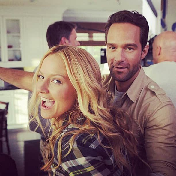 ベッキー・ニュートンさんのインスタグラム写真 - (ベッキー・ニュートンInstagram)「BTS photo from The Goodwin Games - Becki Newton and Chris Diamantopoulos being adorable!」6月28日 21時22分 - becki_newton