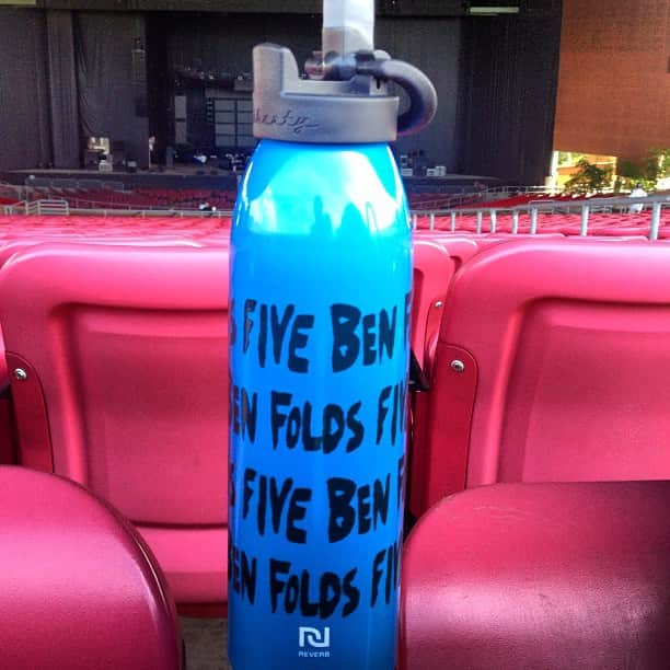 ベン・フォールズ・ファイヴのインスタグラム：「Thank you #ReverbRocks for the rad recycled water containers! Keeping the tour clean! Check out Reverb's stand at our shows on the LSOETour!  #recycle #lsoetour #bf5live #benfoldsfive #clean #green #water」