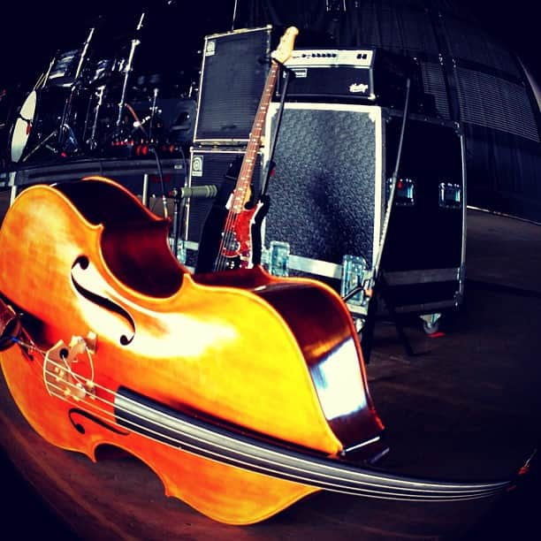 ベン・フォールズ・ファイヴさんのインスタグラム写真 - (ベン・フォールズ・ファイヴInstagram)「Robert "Sledge" world... Check out his Chadwick Upright Bass... foldingbass.com #sledge #bf5live #benfoldsfive #upright #bass #guitar #lsoetour」6月30日 8時15分 - bf5live