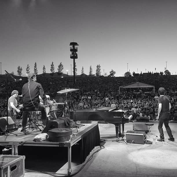 ベン・フォールズ・ファイヴのインスタグラム：「A view of you great fans from the back of the stage during our set in Salt Lake City, UT.  #BF5LIVE #benfoldsfive #lsoetour #barenakedladies #guster #boothby #Sonycamera #rx100」