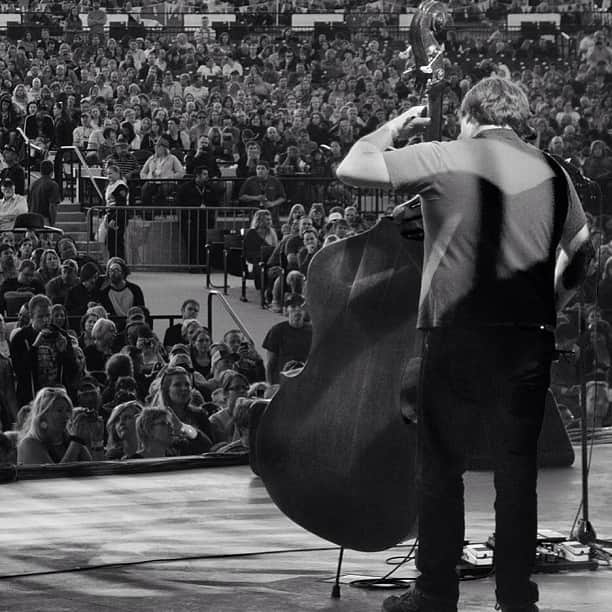 ベン・フォールズ・ファイヴのインスタグラム：「Robert "Sledge" working his magic on the upright.  #BF5LIVE #benfoldsfive #sledge #sonycamera #rx100」