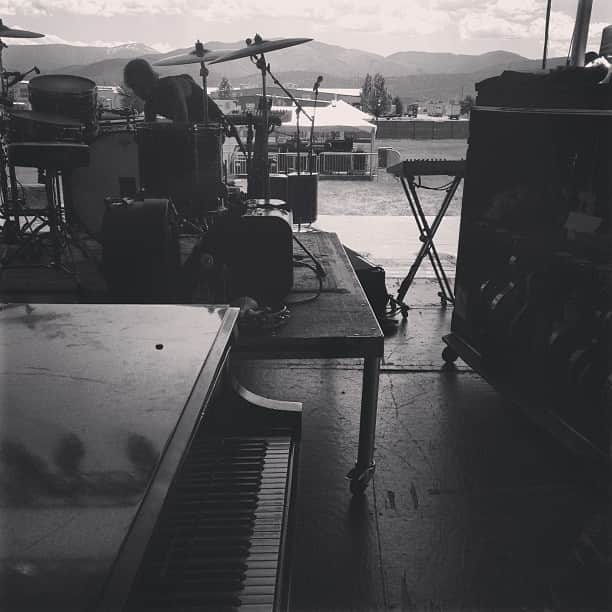 ベン・フォールズ・ファイヴのインスタグラム：「In Missoula, MT playing at Big Sky Brewery Co. It's a hot one, but what an amazing view! Have to keep the "Baldwin" in the shade for now.  #bf5live #benfoldsfive #lsoetour #baldwin #missoula #montana #mountains #rocknroll #bigskybrewingco」