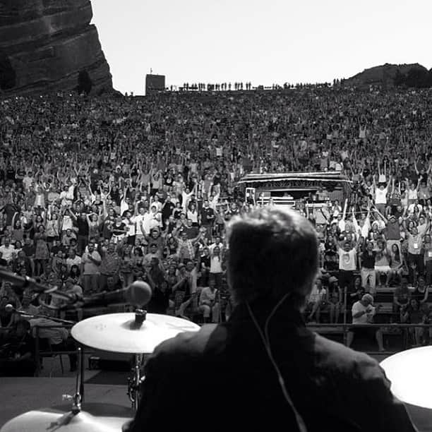 ベン・フォールズ・ファイヴのインスタグラム：「Darren Jessee & Red Rocks! Epic night!  #bf5live #benfoldsfive #lsoetour #redrocks #sonycamera #rx100」