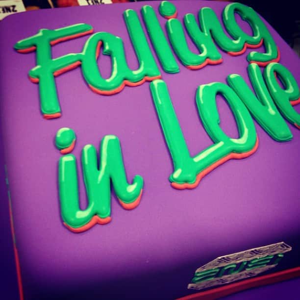 2NE1のインスタグラム：「This cake is BAD!!! We love u blackjacks!!!!」