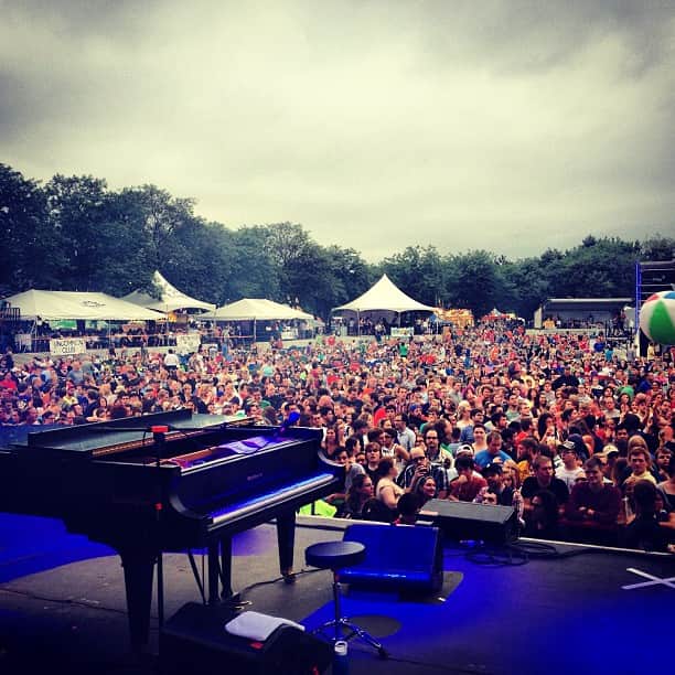 ベン・フォールズ・ファイヴのインスタグラム：「Thank you Lansing, MI & Common Ground Festival for a rockin' show!  #BF5LIVE #benfoldsfive #commonground #festival #lsoetour #lansing #michigan #rocknroll」