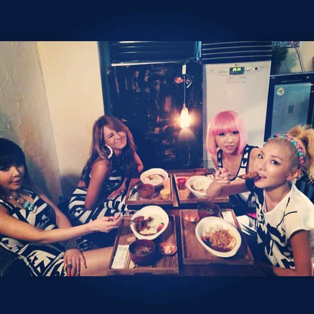 2NE1のインスタグラム：「We hungry!!!!」