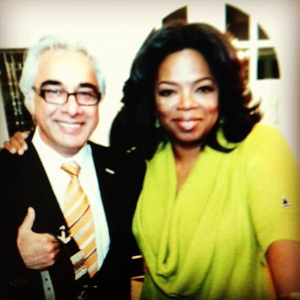 ビービーサイモンのインスタグラム：「Simon and everyone's favorite #Oprah together praising the #bbsimon #michaeljackson #tribute #belt !」