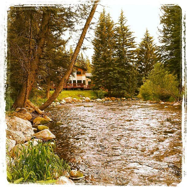 ジョシュア・ファリスのインスタグラム：「Behind the hotel in vail. #serene #beautiful」