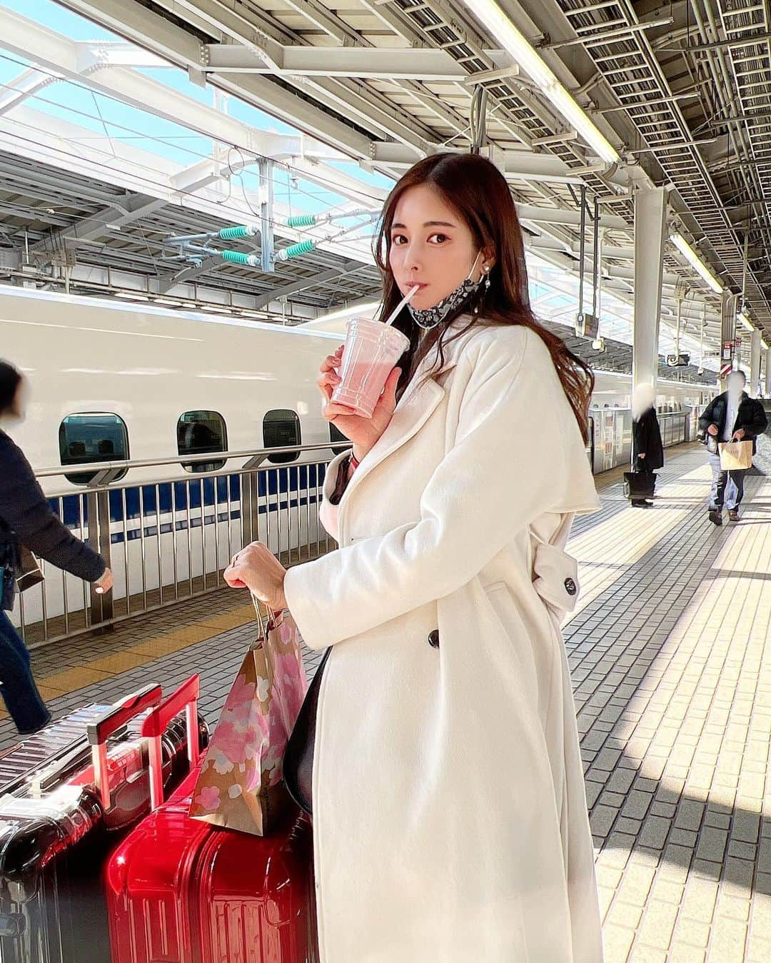 得あゆさんのインスタグラム写真 - (得あゆInstagram)「新大阪駅でいつも飲むやつ🚄🥤 XXXXXLサイズくらいの欲しい← #旅のお供  coat : @rienda_official jacket &pants : @ladymade_official bag : @hermes ・ ・ ・ ・ ・ ・ ・ ・ ・ ・ ・ ・ ・ ・ ・ ・ #旅#新大阪#新大阪駅#新幹線#東京#東京旅行#旅行コーデ#ママコーデ#ママファッション#子育てママ#ママライフ#産後ダイエット#産後#セットアップ#春コーデ#エブリン#家族旅行#男の子ママ#東京#移動#ナチュラルメイク#ママスタグラム#生後10ヶ月#春服#スーツケース#春カラー#rimowa#hermesbag#jacketstyle#springfashion」3月3日 16時13分 - tokuayu819