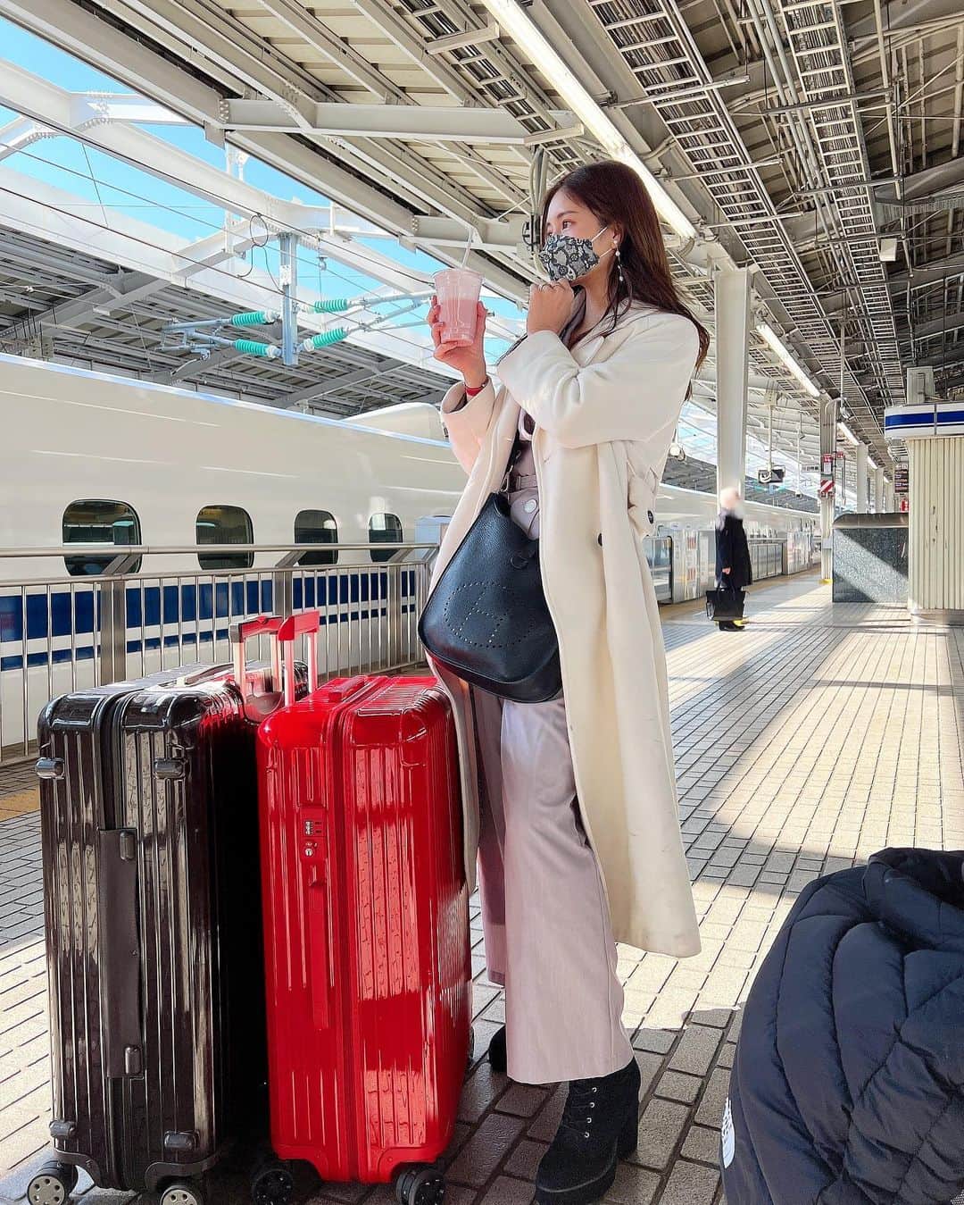 得あゆさんのインスタグラム写真 - (得あゆInstagram)「新大阪駅でいつも飲むやつ🚄🥤 XXXXXLサイズくらいの欲しい← #旅のお供  coat : @rienda_official jacket &pants : @ladymade_official bag : @hermes ・ ・ ・ ・ ・ ・ ・ ・ ・ ・ ・ ・ ・ ・ ・ ・ #旅#新大阪#新大阪駅#新幹線#東京#東京旅行#旅行コーデ#ママコーデ#ママファッション#子育てママ#ママライフ#産後ダイエット#産後#セットアップ#春コーデ#エブリン#家族旅行#男の子ママ#東京#移動#ナチュラルメイク#ママスタグラム#生後10ヶ月#春服#スーツケース#春カラー#rimowa#hermesbag#jacketstyle#springfashion」3月3日 16時13分 - tokuayu819