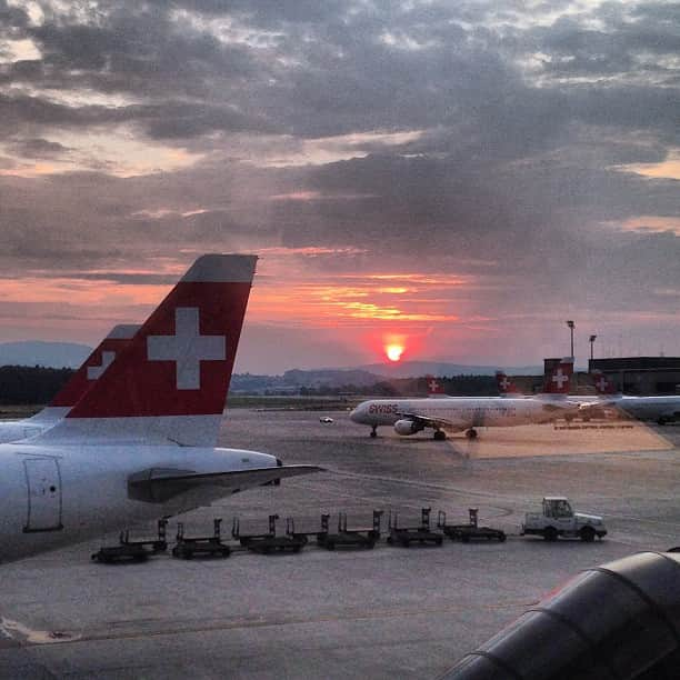 スイス航空のインスタグラム：「A fan picture from Zurich Airport during #Sunset! Thank you, its a breathtaking shot! #Avgeek #avporn #instaplane #airplane #swiss #zurich #planespotters #airbus #boeing」