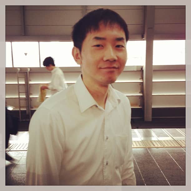 瀬戸弘司のインスタグラム：「福井駅のホームで偶然弟に会った。彼は東京に出張だそうだ。」