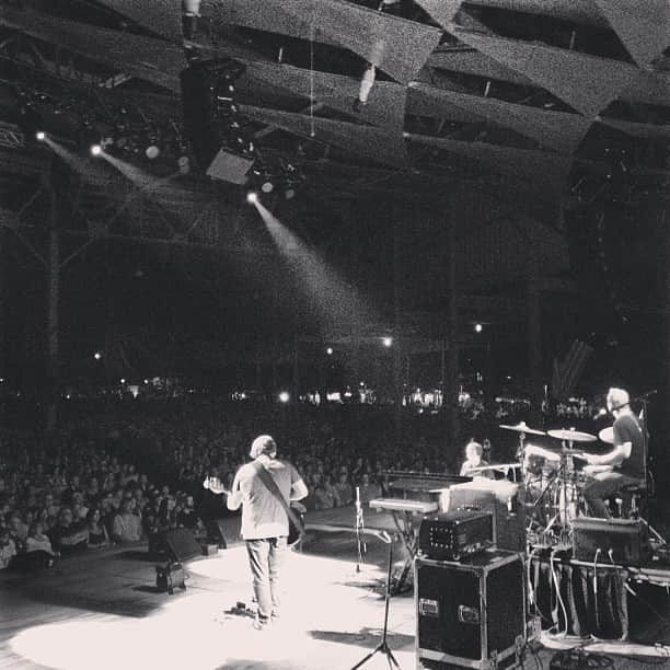 ベン・フォールズ・ファイヴのインスタグラム：「Lenox, MA Fabulous audience! Great venue! Look forward to coming back.  #lsoetour #bf5live #sonyrx100 #benfoldsfive #barenakedladies #guster #boothby #tanglewood #lenox #ma」