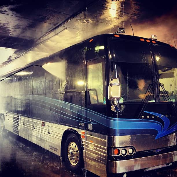 ベン・フォールズ・ファイヴのインスタグラム：「Splish Splash it's a taken a bath!  #lsoetour #bf5live #tourbus」