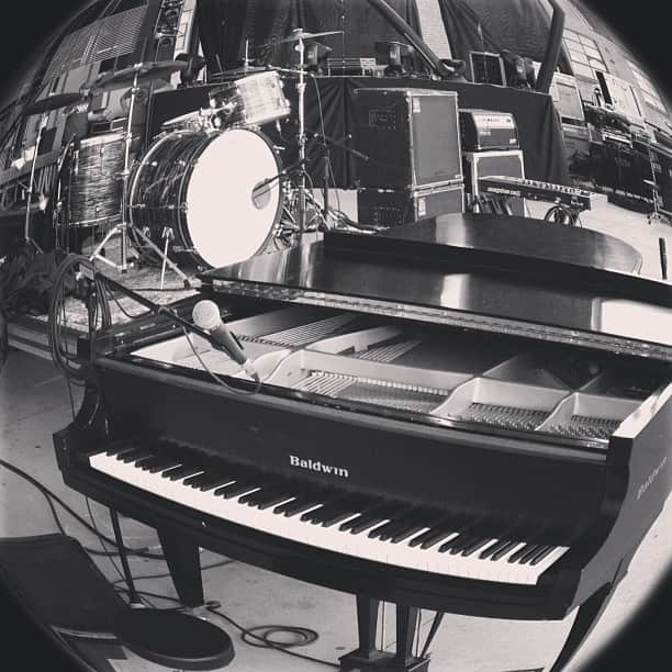 ベン・フォールズ・ファイヴのインスタグラム：「Charlotte, NC tonight. Nice to be back in the home state of #bf5live  #lsoetour #barenakedladies #benfoldsfive #guster #boothby #timewarner #charlotte #nc #piano #bass #drums」