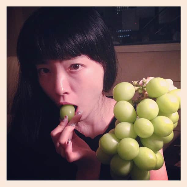 金子渚さんのインスタグラム写真 - (金子渚Instagram)「このマスカットやばい！美味い！ @masamisasanuma からの奉納品。」7月30日 23時41分 - nagisakaneko