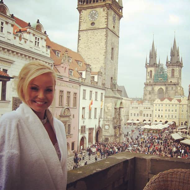 シルヴィア・セイントのインスタグラム：「Look at the crowd! This was outside of photo shoot at U Prince hotel here in Prague #uprince #hotel #prague #model #praha #photoshoot #modeling #robe #silviasaint #pretty #view」