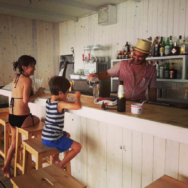 板谷由夏 さんのインスタグラム写真 - (板谷由夏 Instagram)「素敵な水着のお姉さんの隣でアイスクリーム。@海の家」8月9日 12時24分 - yukaitaya
