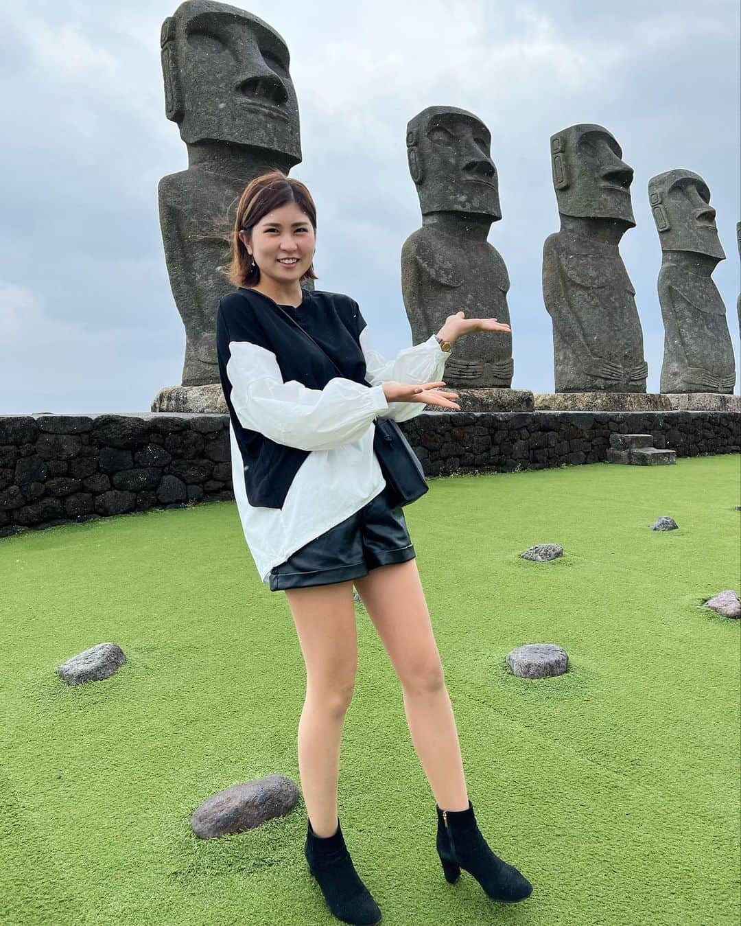 まいまいさんのインスタグラム写真 - (まいまいInstagram)「宮崎pic🏝 サンメッセ日南行ったよ🗿🤍 あいにくのお天気で途中土砂降りでしたが、 なぜか満面の笑み🤣  ここ、晴れてたらきっとすっごく綺麗だと思う！  ところで「🗿」←こいつって、 「モヤイ」or「モアイ」どっち？笑 . #まいごるふ#ゴルフ#女子ゴルフ#ゴルフ女子#ゴルフスイング#ゴルフウェア#ゴルフコーデ#宮崎#宮崎観光#宮崎ゴルフ#サンメッセ日南#モアイ像#maigolf#golf#golfswing#golfwear#골프#골프스윙#골프중독#골프웨어」3月8日 18時44分 - ___maigolf___