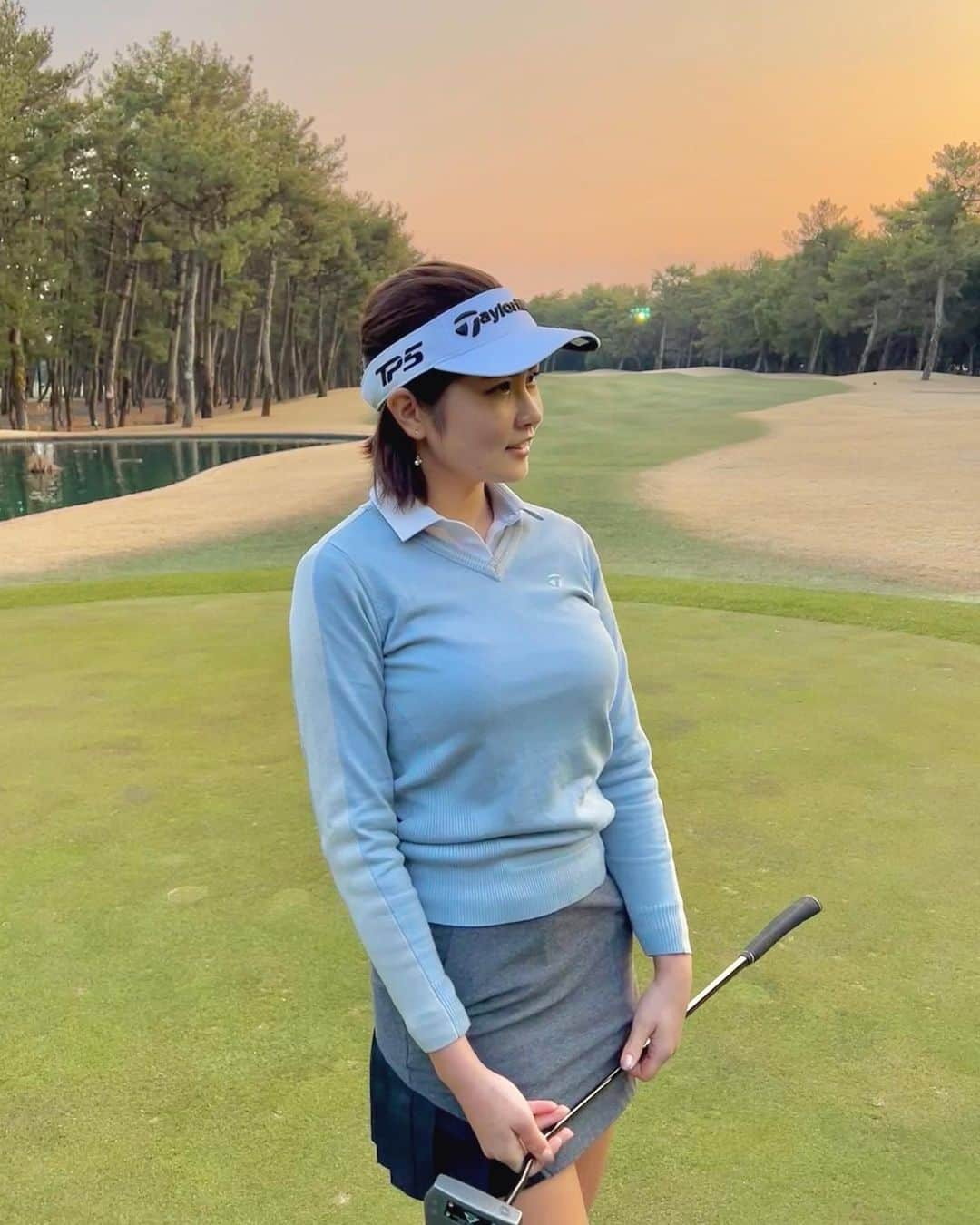 まいまいさんのインスタグラム写真 - (まいまいInstagram)「宮崎pic🏝 トム・ワトソンでナイターゴルフしたよ⛳️  一緒にまわった @naruhagram ちゃんのスイングも💕 プロゴルファーとポンコツの差が恥ずかしいけど載せちゃう🤣 成華ちゃん普段は可愛いのに、 ゴルフしている姿はすっごくかっこいいしスイングが本当に美しい。 みなさんもぜひ一緒に応援しましょ📣✨  そしてスタートした時になぜかわたしも みんなと同じバックティーから打ってしまって、 初めてバックティーから周りました(笑) 難しいコースでバックティー&レンタルクラブでのプレー、 はちゃめちゃだったけど楽しかった🤣❤️  今度からは如何なる時も自分のクラブ持って行こう🥺笑  wear▷▶︎ @taylormade_golf_japan_apparel_  . #まいごるふ#ゴルフ#女子ゴルフ#ゴルフ女子#ゴルフスイング#ゴルフウェア#ゴルフコーデ#宮崎#宮崎ゴルフ#シーガイア #トムワトソンゴルフコース#宮田成華#テーラーメイド#maigolf#golf#golfswing#miyazaki#TaylorMade#golfwear#lpga##골프#골프스윙#골프중독#골프웨어」3月5日 17時03分 - ___maigolf___