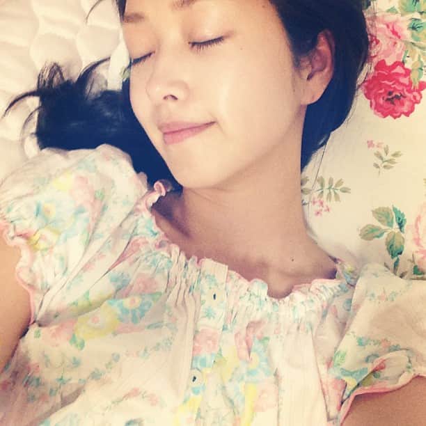 笛木優子のインスタグラム：「아프니까 잘래요 👋」