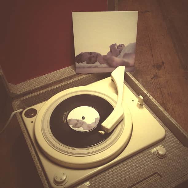ビーディ・アイさんのインスタグラム写真 - (ビーディ・アイInstagram)「Shine A Light is out now on 7" Vinyl from the new Beady Eye store」8月19日 19時25分 - beadyeyemusic