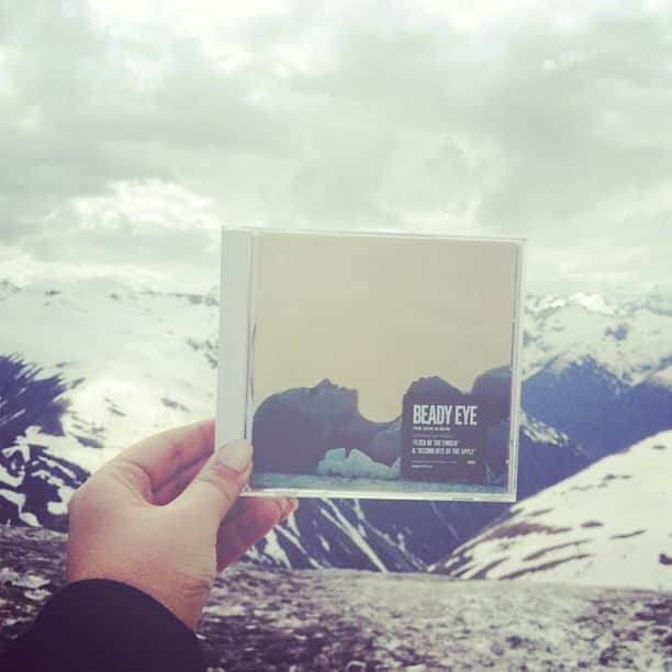 ビーディ・アイのインスタグラム：「#BEeverywhere. Upload a photo of your favourite place to listen to BE and include your copy of the album in the picture for the chance to win 1 of 5 signed BE vinyls. Your photo must be tagged #BEeverywhere. www.beadyeyemusic.com/beeverywhere」