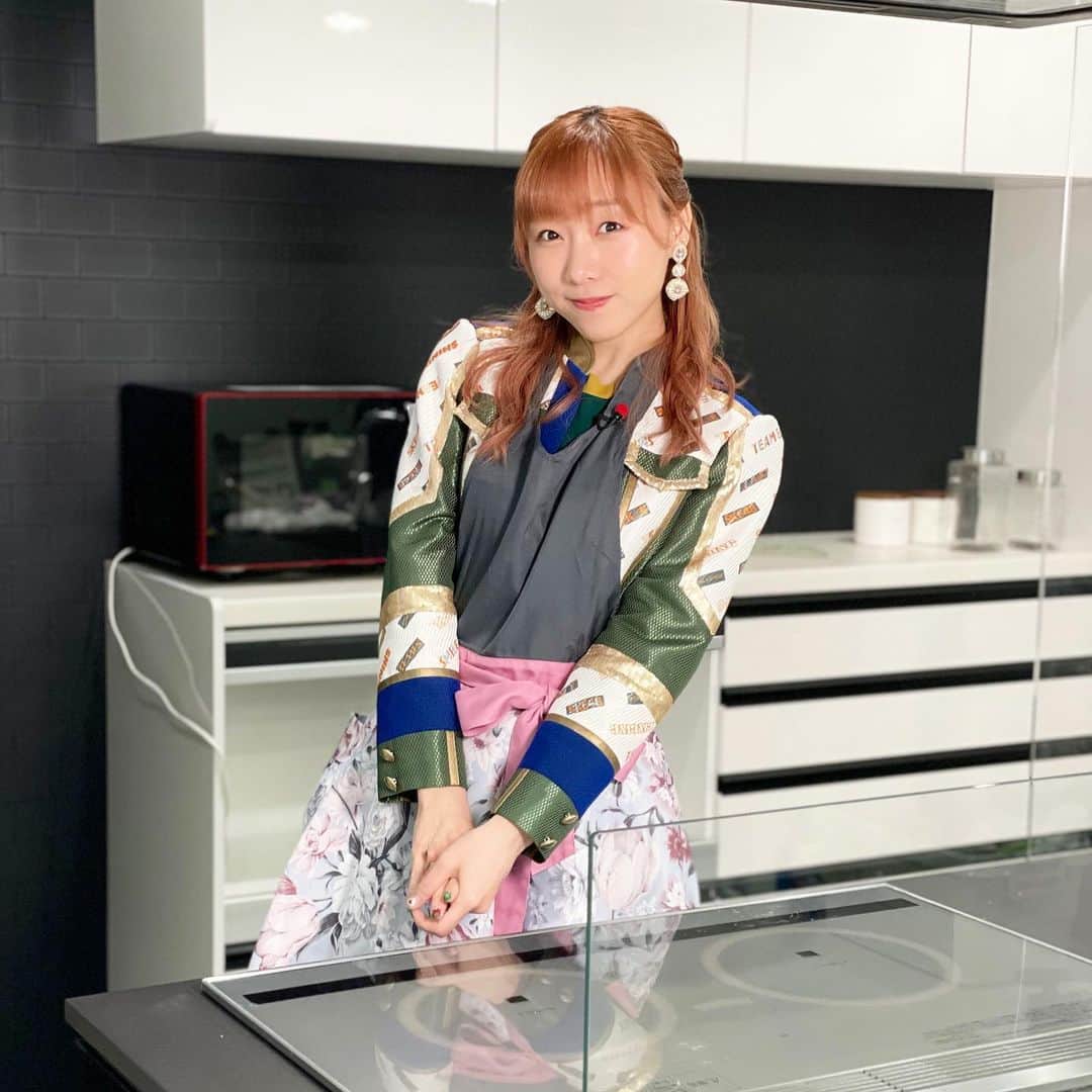 須田亜香里さんのインスタグラム写真 - (須田亜香里Instagram)「新妻風オフショット💘  思いっきりSKE48の 宣材写真の衣装ですが、 お嫁に行けたら理想はこんな感じ(笑) そして料理コーナーって憧れだったからゲスト出演できてとても嬉しかった🥺 #静岡第一テレビ #まるごと #お料理コーナー #キラキラクッキング #つまみ食いショットはまた今度  3月9日(水) 🍳静岡第一テレビ 16:50〜 【まるごと】 先週に引き続いて参戦！ 先週分のレシピ動画は “キラキラクッキング YouTubeチャンネル”にありますのでぜひ💌 アイドルよりアイドルなアナウンサー、しほりん最高でした👼🏻  3月10日(木) 📻須田亜香里×ASUNAL TREASURE アスナル金山 18:30〜公開録音 当日参加でもふらりとお楽しみいただけます☺️  3月11日(金) 🎀舞浜アンフィシアター #nig2022   📻FM AICHI 20:30〜放送 須田亜香里×ASUNAL TREASURE  3月12日(土) 🙊テレビ愛知 18:30〜 #愛知あたりまえ   3月13日(日) ✏️中日新聞コラム連載 #てくてく歩いてく  🍙テレビ大阪 11:30〜 #発見食遺産 @syokuisan_tvo   😤読売テレビ 15:00〜 #もんくもん  🀄️テレビ朝日 & ABEMA 24:55〜 #熱闘mリーグ  🎤テレビ愛知 25:05〜 #未完全tv」3月9日 1時07分 - akarisuda
