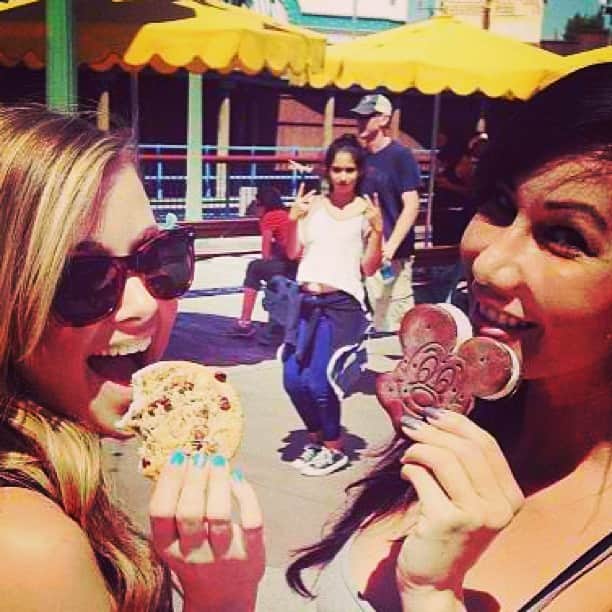 カーラ・モナコのインスタグラム：「Eating ice cream with @joymama21 and just now realized we were photo bombed. Epic!」