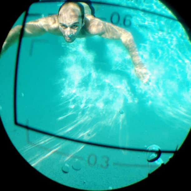 Dylon Yorkのインスタグラム：「Bear had a genius idea! Underwater Viewfinder + iPhone. @thegoldenbear #lifeproof #nikonosv #bear」