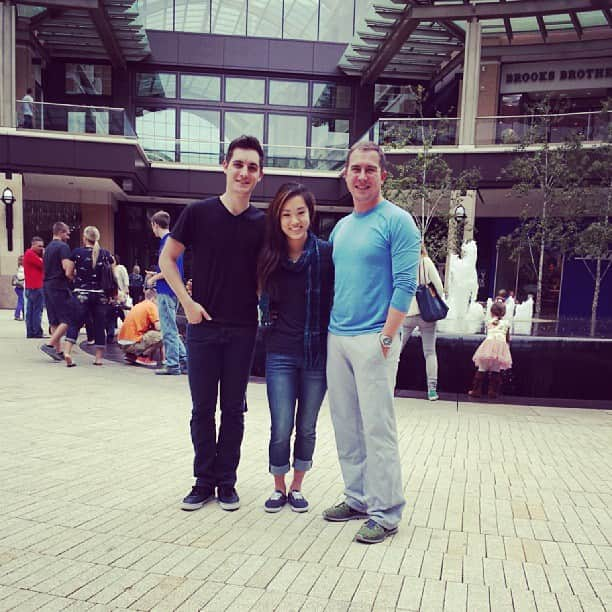 ジョシュア・ファリスのインスタグラム：「City Creek mall with @angelawangster and @damonenrique」