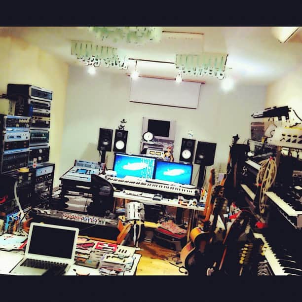 のインスタグラム：「今年もここから皆の元へと！まあオモチャ箱みたいな場所です。#studio #recording #music」