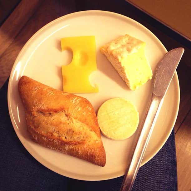 クリスティーナ・リッチさんのインスタグラム写真 - (クリスティーナ・リッチInstagram)「I'm in Paris eating cheese, get it? Big fan of theme eating.」9月19日 19時03分 - ricciricciricciricciricci