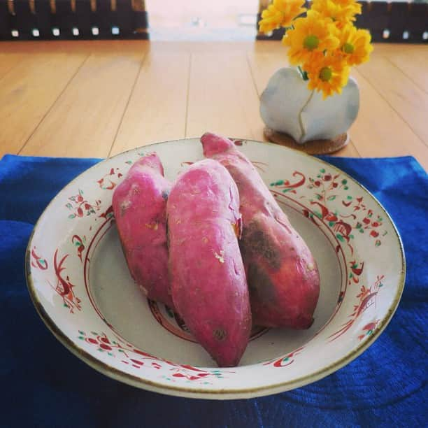 高垣麗子のインスタグラム：「今日のおやつは焼き芋を焼きました〜♪ #yummy  #happy」