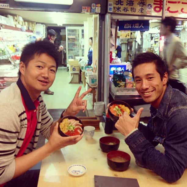 のインスタグラム：「偶然会った友達とまたまた海鮮丼！！！ さようなら北海道！！！ #japan#hokkaido#sapporo#otaru#trip#travel#alone#seafood#rice#abercrombie#denim#shirt#北海道#札幌#海鮮丼#雲丹#イクラ#サーモン」