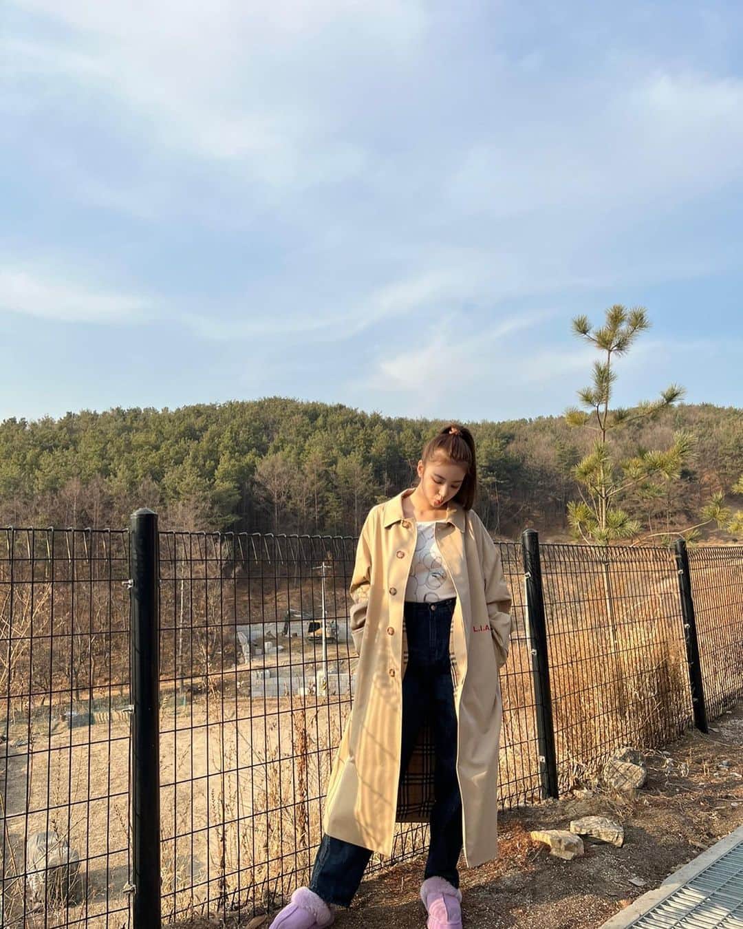 ITZYさんのインスタグラム写真 - (ITZYInstagram)「Nice weather🖤Nice coat🤎 Thankyou #burberry」3月16日 14時02分 - itzy.all.in.us