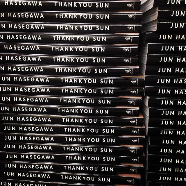 長谷川潤さんのインスタグラム写真 - (長谷川潤Instagram)「Signing books with love💗 Looking forward to seeing you all!! いっぱいサイン書いたよー。皆さんに会えるのを楽しみにしてまーす😁✌️ #thankyousun」10月9日 15時19分 - liveglenwood